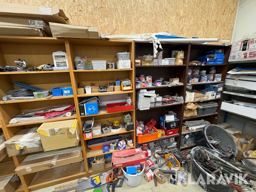Diverse byggmaterial skruv, spik, bultar, färg och verktyg