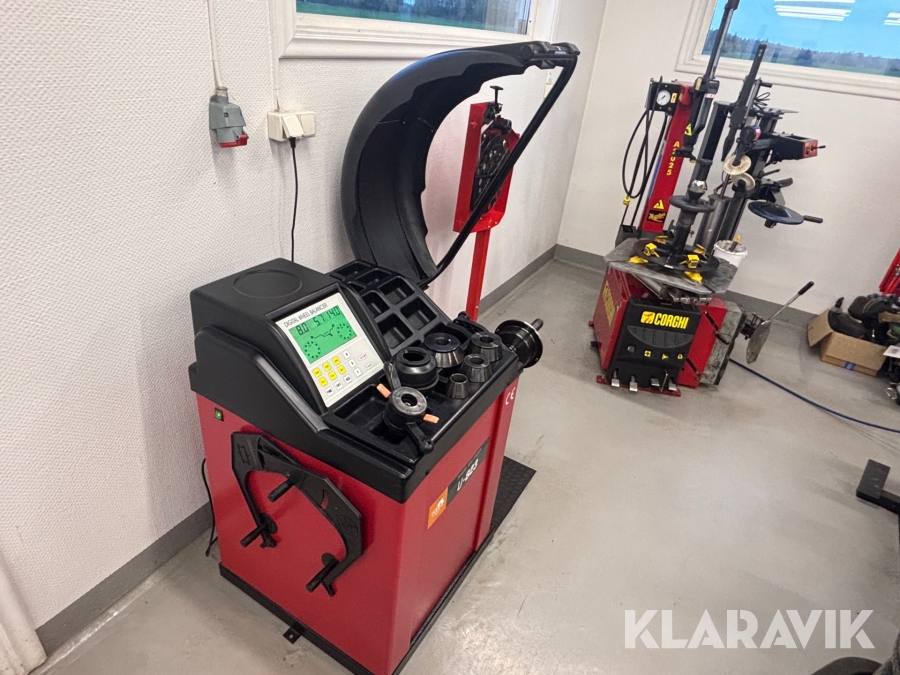 Däck och balanseringsmaskin Corghi A2025 DV samt Pela U-823