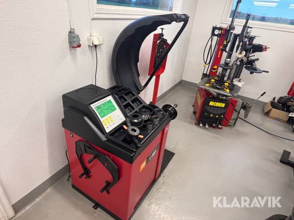 Däck och balanseringsmaskin Corghi A2025 DV samt Pela U-823