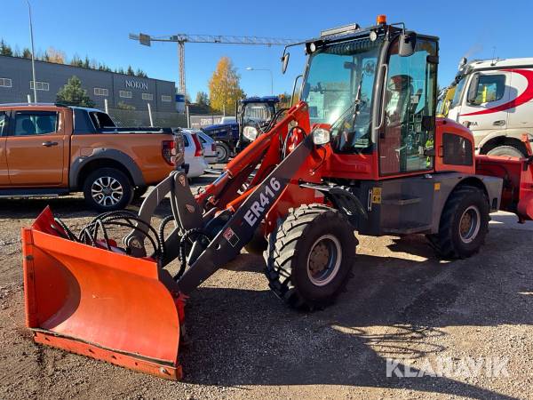 Hjullastare Everun ER416 med vikplog, sandspridare