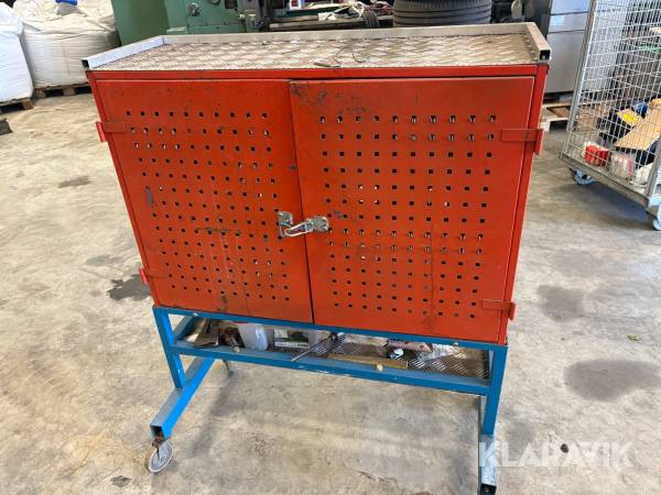 Verktygsskåp med verktyg