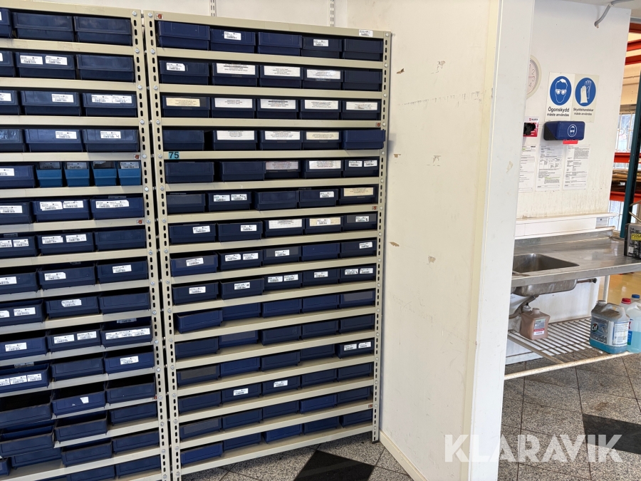 Systemhylla med plastlådor