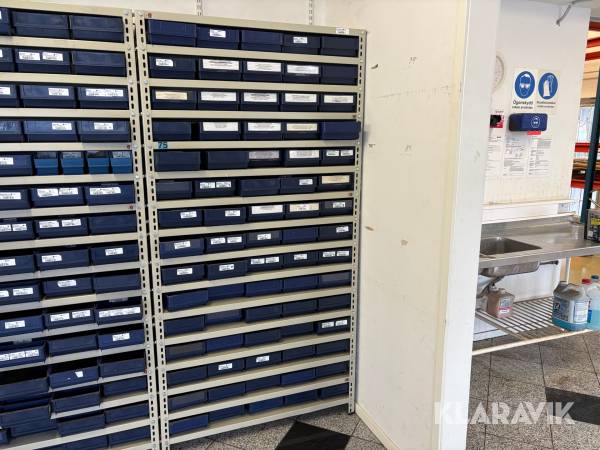 Systemhylla med plastlådor