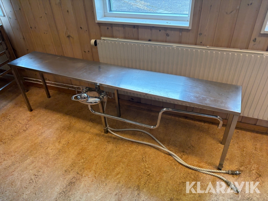 Rostfri hylla med blandare