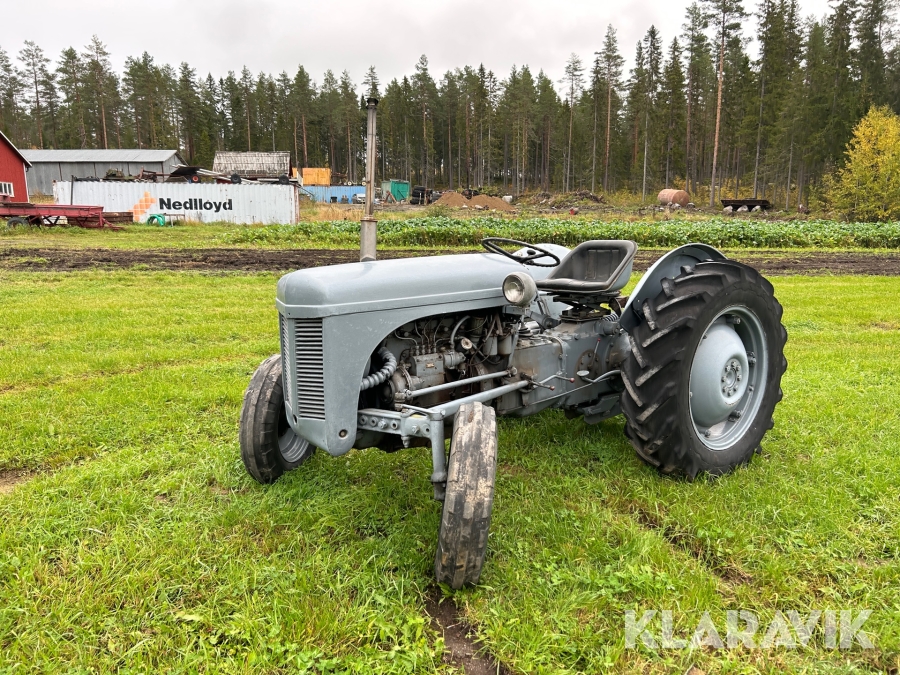 Traktor Massey Ferguson Grolle