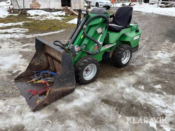 Kompaktlastare Avant 520+ med skopa och gafflar