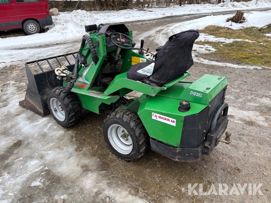 Kompaktlastare Avant 520+ med skopa och gafflar