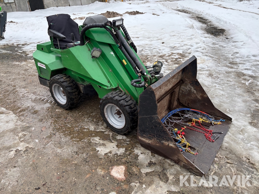 Kompaktlastare Avant 520+ med skopa och gafflar