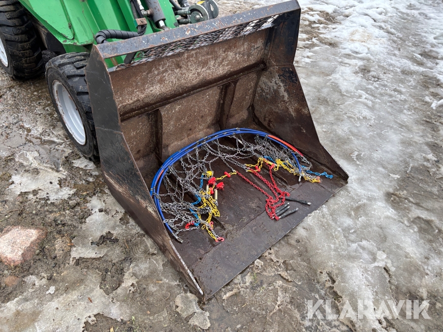 Kompaktlastare Avant 520+ med skopa och gafflar