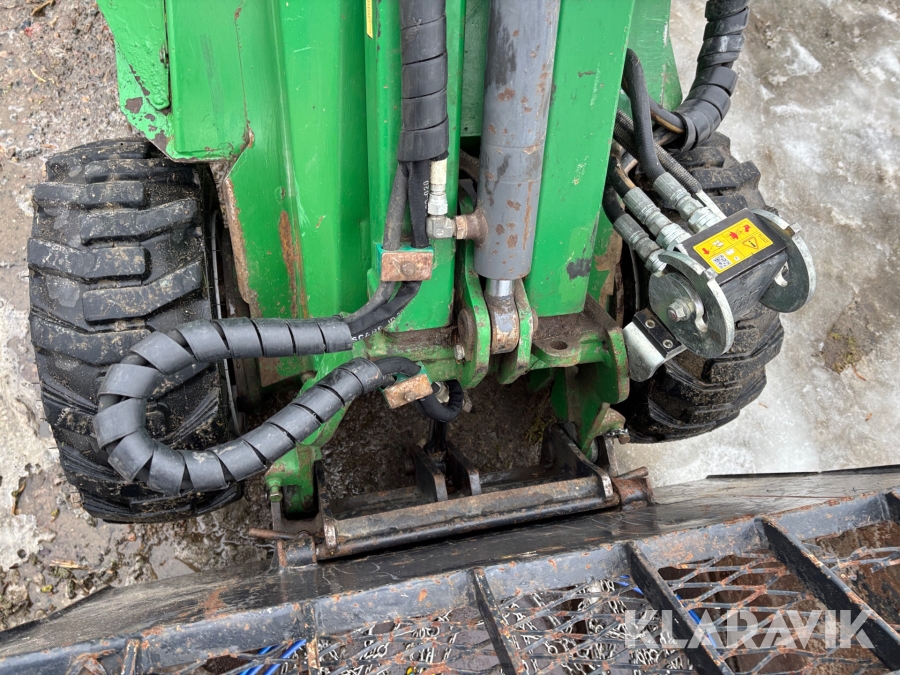 Kompaktlastare Avant 520+ med skopa och gafflar