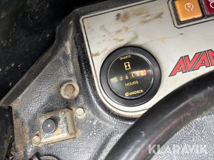 Kompaktlastare Avant 520+ med skopa och gafflar