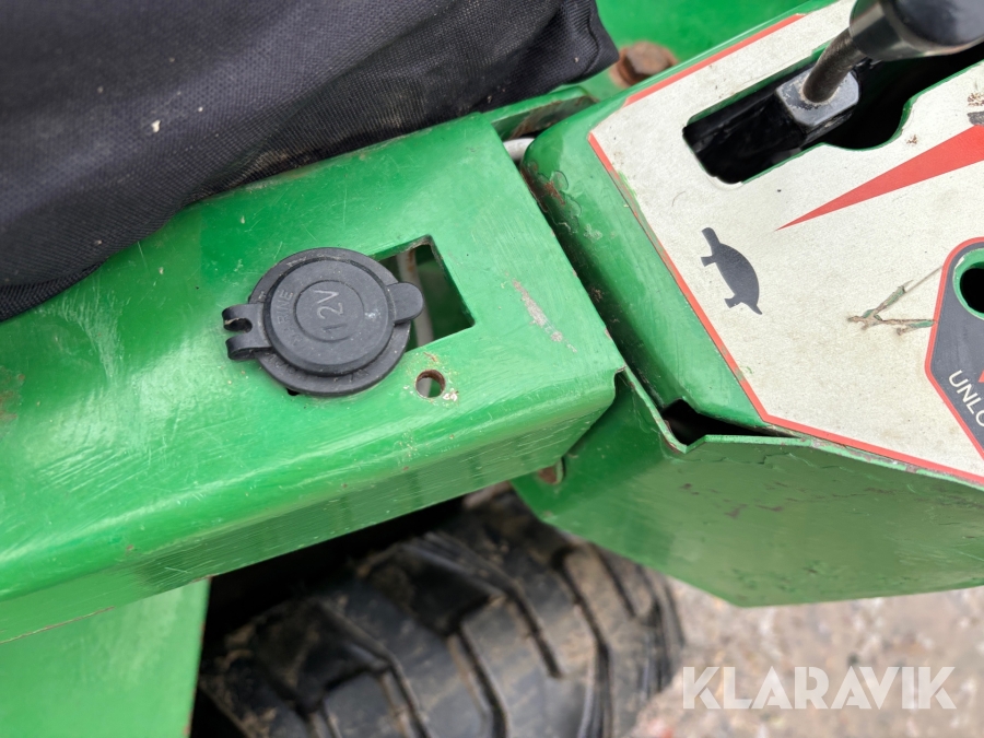 Kompaktlastare Avant 520+ med skopa och gafflar