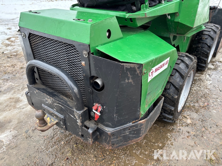 Kompaktlastare Avant 520+ med skopa och gafflar