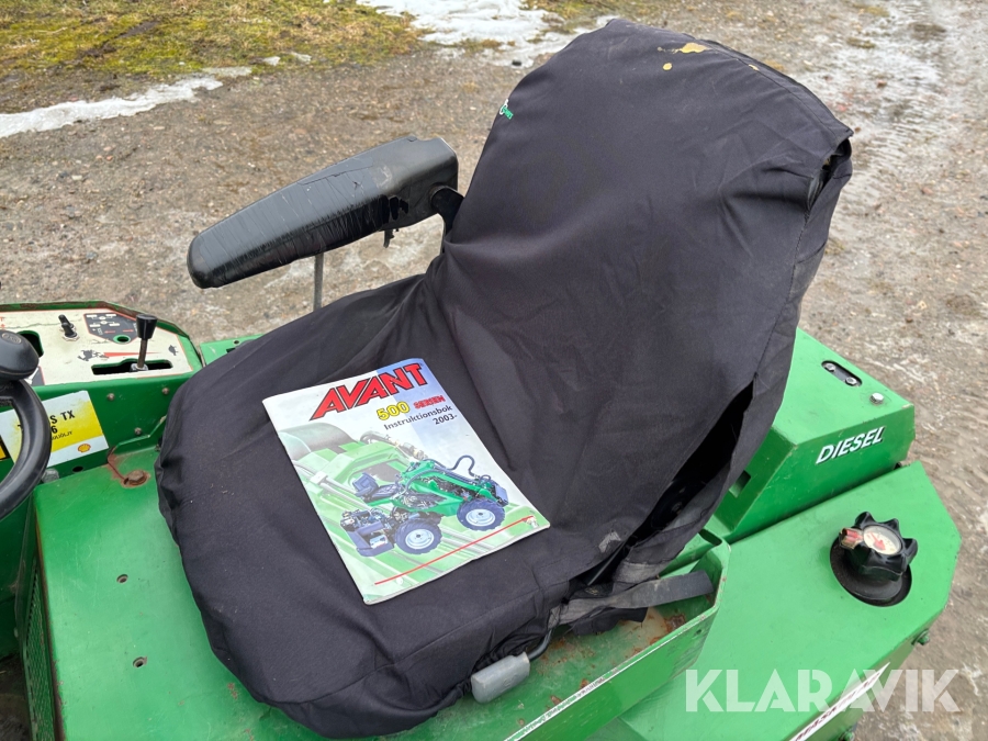 Kompaktlastare Avant 520+ med skopa och gafflar