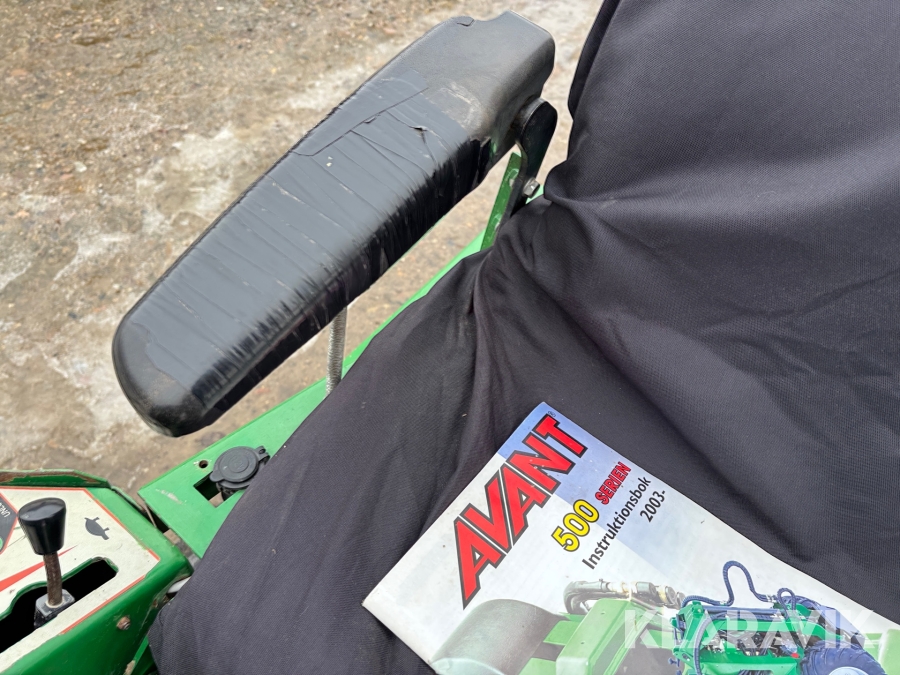 Kompaktlastare Avant 520+ med skopa och gafflar