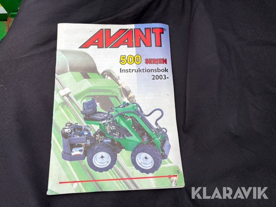 Kompaktlastare Avant 520+ med skopa och gafflar