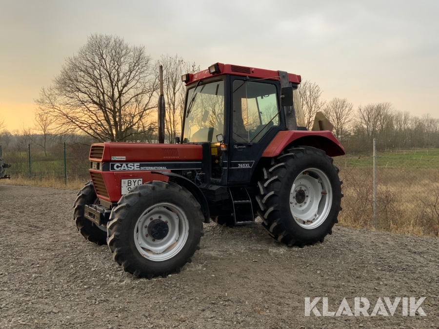 Traktor Case International 745 XL