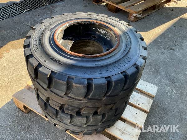 Truckdäck Barum 250/60-12/8.00 med fälg