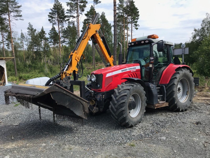 Traktor med buskröjare Massey Ferguson 6480