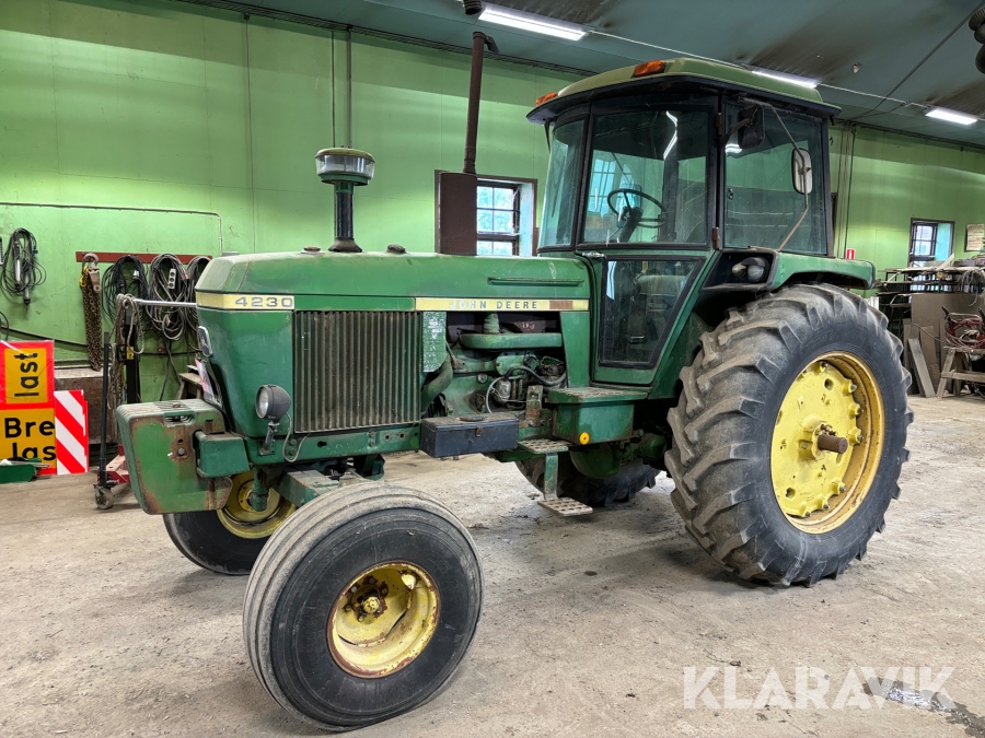 Traktor John Deere 4230