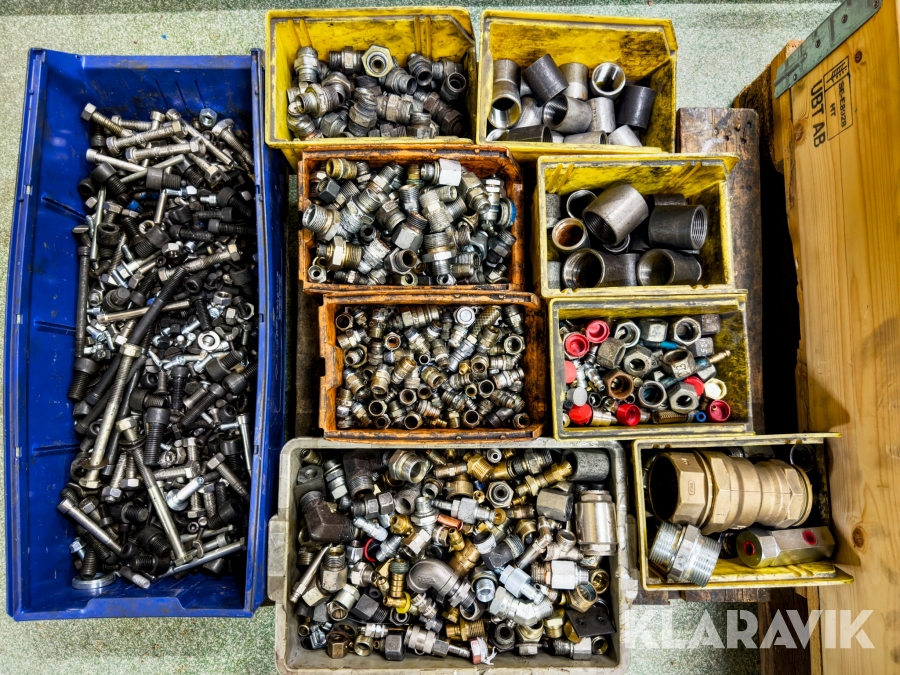 Parti med hydraulikkopplingar, rördelar samt maskinskruv 