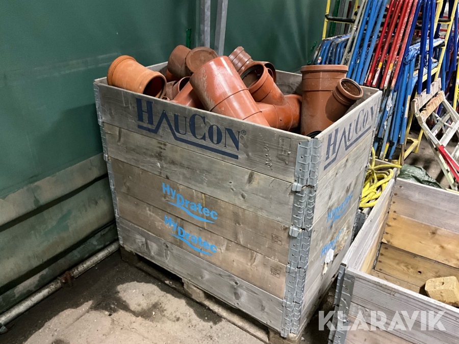 Parti med avloppsrör/rördetaljer i  plast