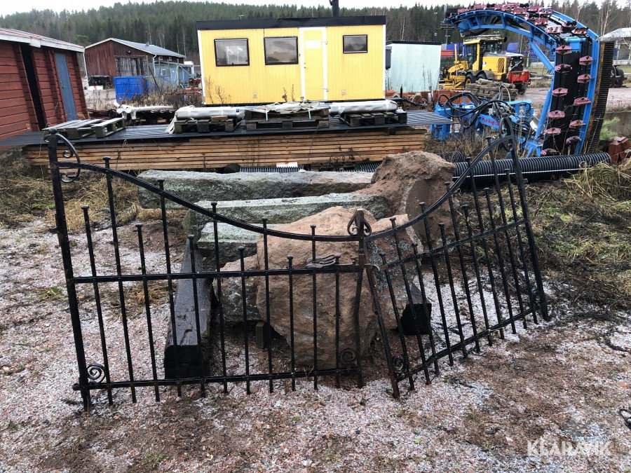 Smidesgrindar, grindstolpar & flaggstångssten