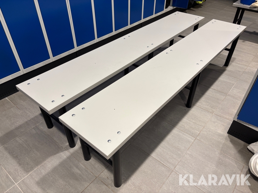 Bänkar 2st och skåp