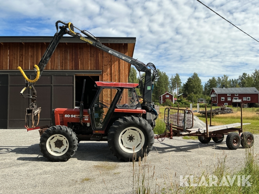 Traktor Fiat 60-94 DT med timmerkran och skogsvagn