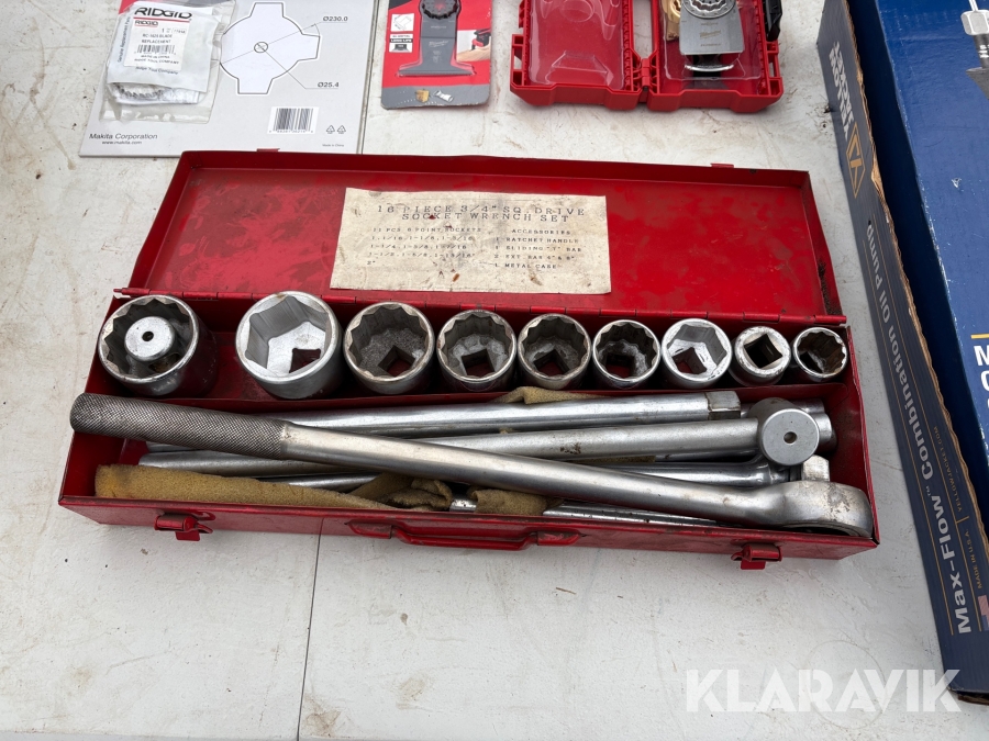 Diverse byggmaskiner och verktyg