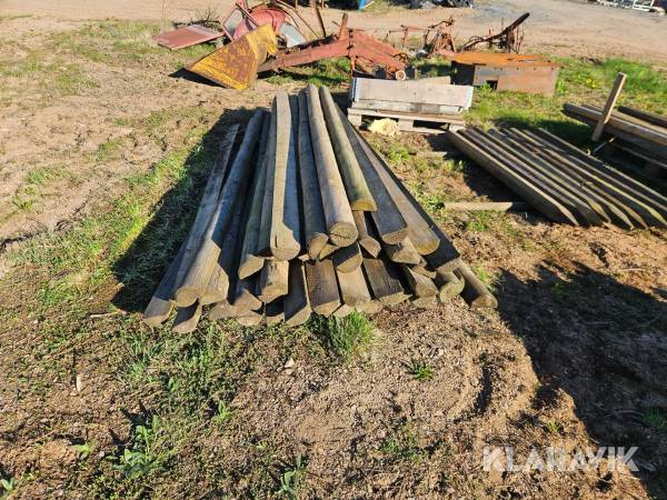 Parti med tryckimpregnerade stolpar och slanor