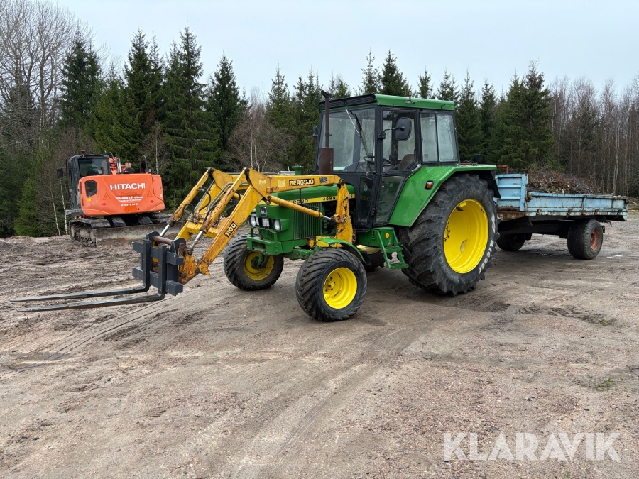 Traktor John Deere 2030 med traktorkärra och tillbehör