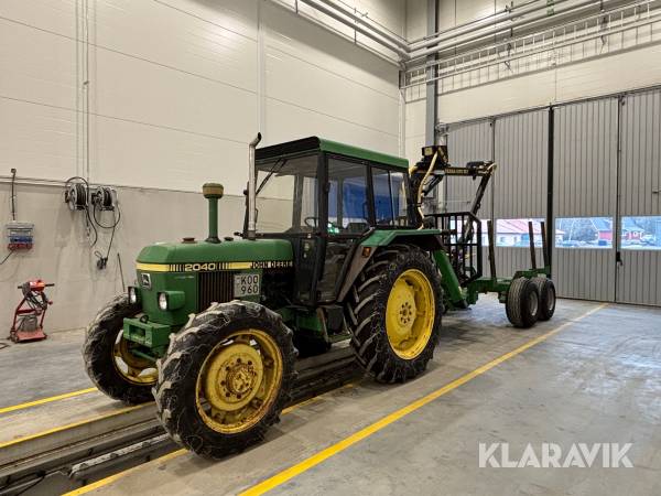 Traktor John Deere 2040 med skogsvagn Farma FMW 9-13