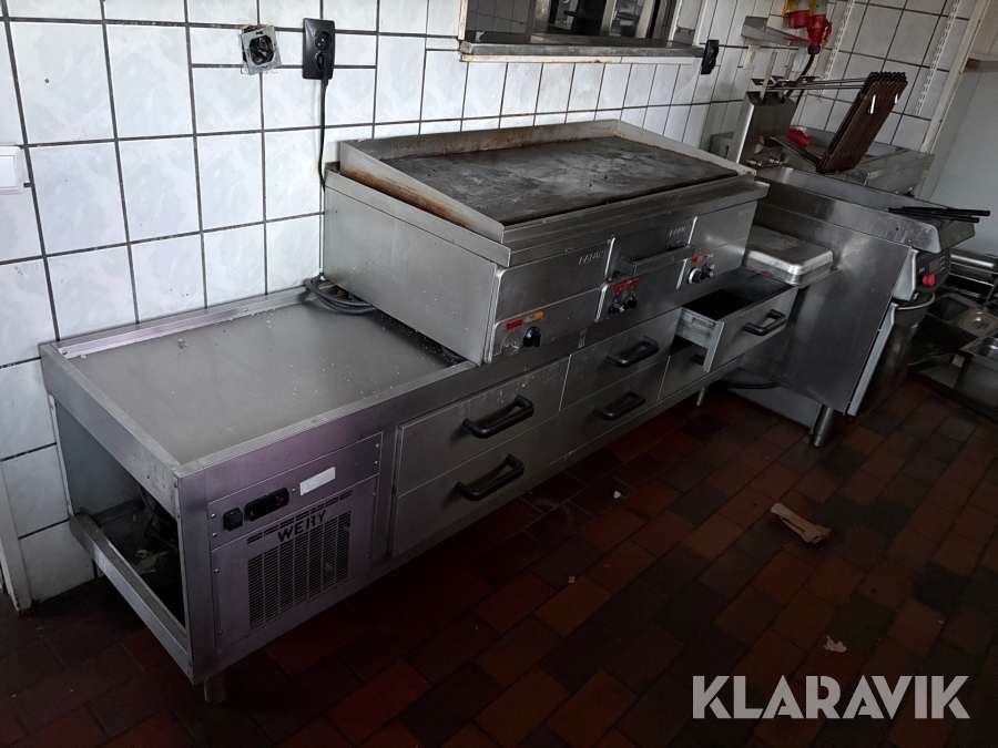 Stekbord, bänk med kyllådor, fritös och värmeskåp med vattenbad