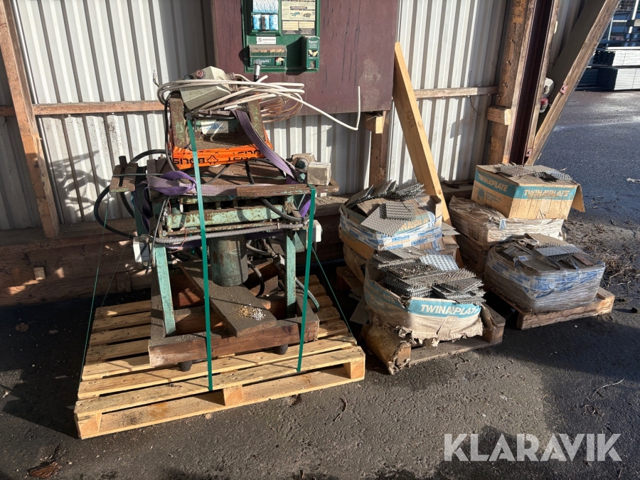 Bleckskarv med rullbord och parti bleck