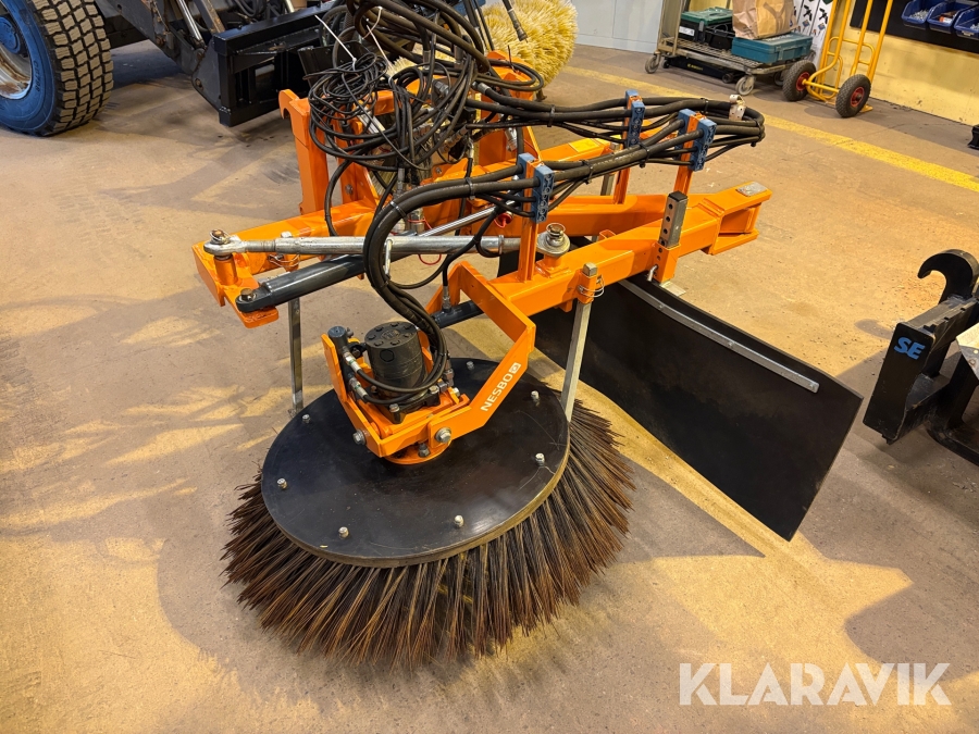 Ogräsborste Nesbo UK 725 R/L