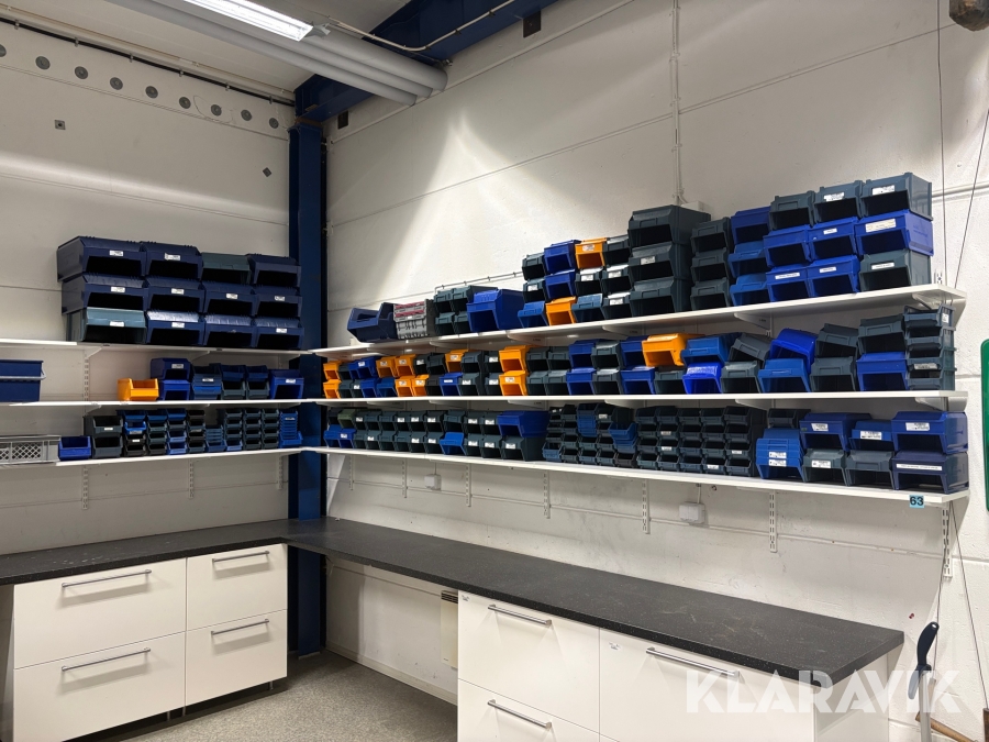 Parti med plastlådor