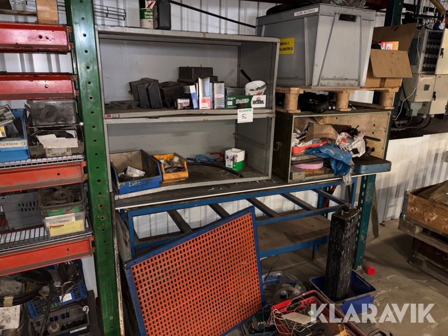 Verkstadsbord & hyllor med innehåll