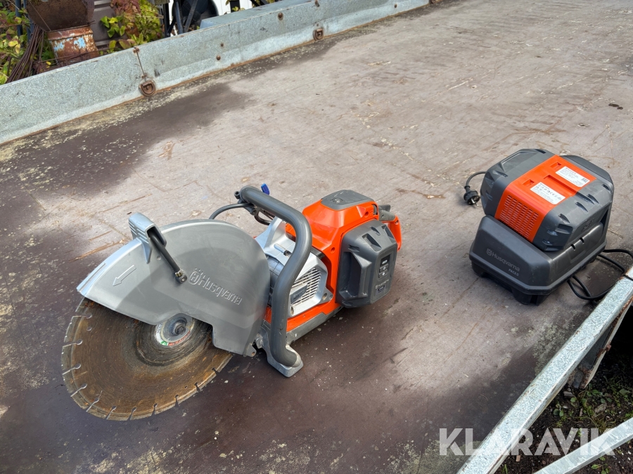 Motorkap Husqvarna K1 PACE med 2 st batterier och laddare
