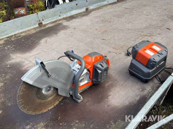 Motorkap Husqvarna K1 PACE med 2 st batterier och laddare