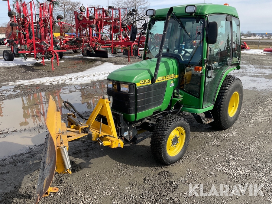 Minitraktor John Deere 4200 med snöblad