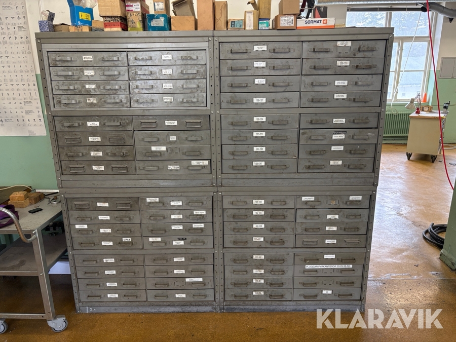 Förvaringsskåp med kullager, bultar, skruvar, muttrar och brickor