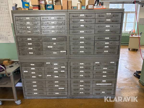 Förvaringsskåp med kullager, bultar, skruvar, muttrar och brickor