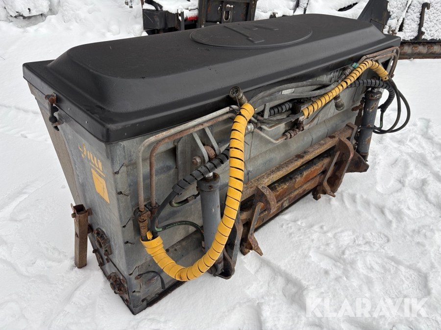 Bakhängd sandspridare Wille 700 självlastande