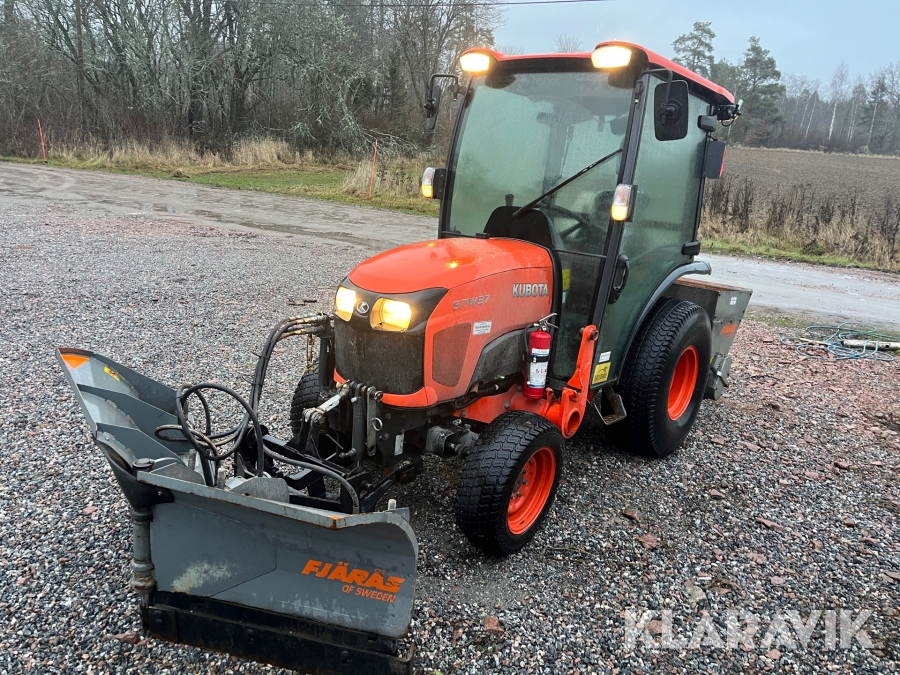 Kompakttrakror Kubota STW37 Plogutrustad med lastare