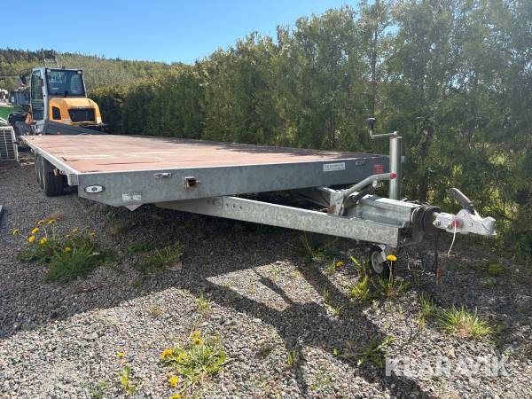 Maskinsläp NW Niewiadow 3 axlar 8m långt