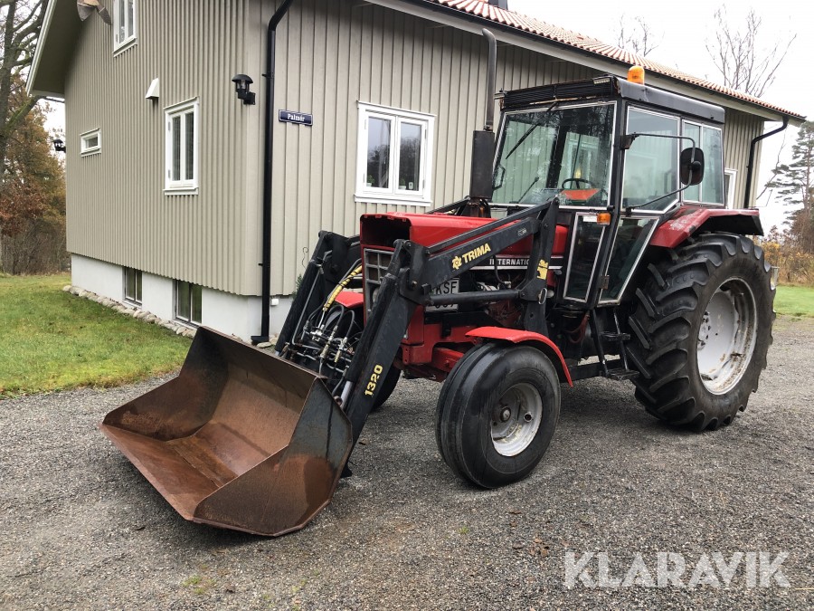 Traktor International 784 med skopa och lastare