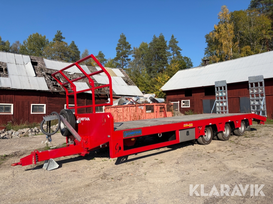 3-Axlad Maskintrailer Chieftain med hydrauliska lastramper och 24 tons lastkapacitet