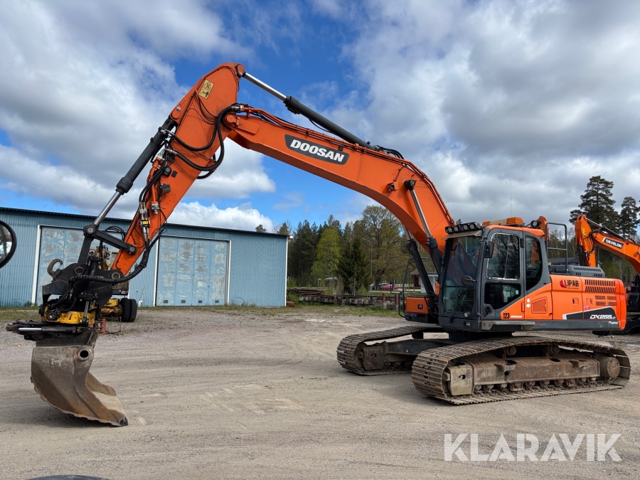 Bandgrävare Doosan DX255LC-5 med tiltrotator och planeringsskopa