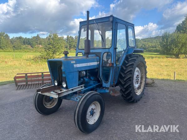 Traktor Ford 4000 med snöblad och kedjor